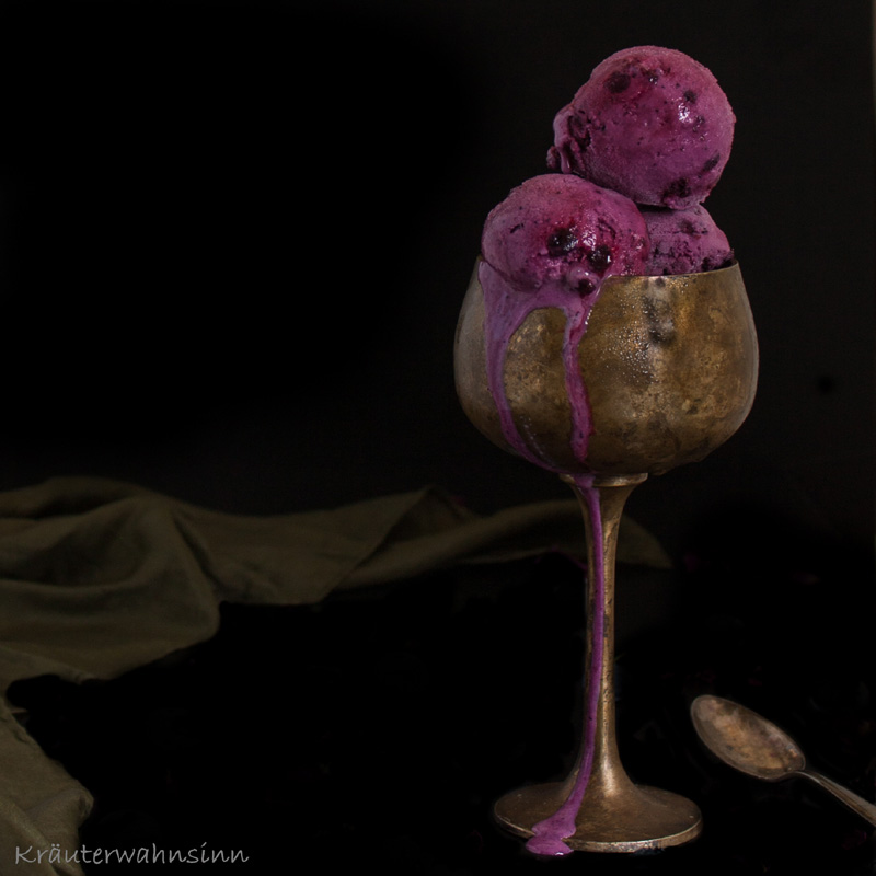 Heidelbeer-Rosen-Eis