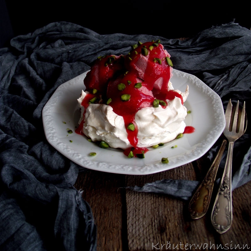 Rhabarber-Eis mit Erdbeersoße