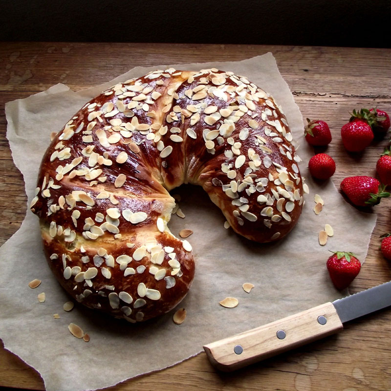Mandelgebäck mit Erdbeeren