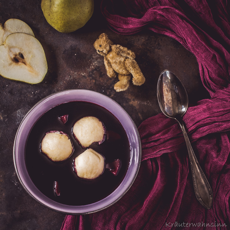 Holunderbeerensuppe mit Birne und kleinen Hefeklößchen