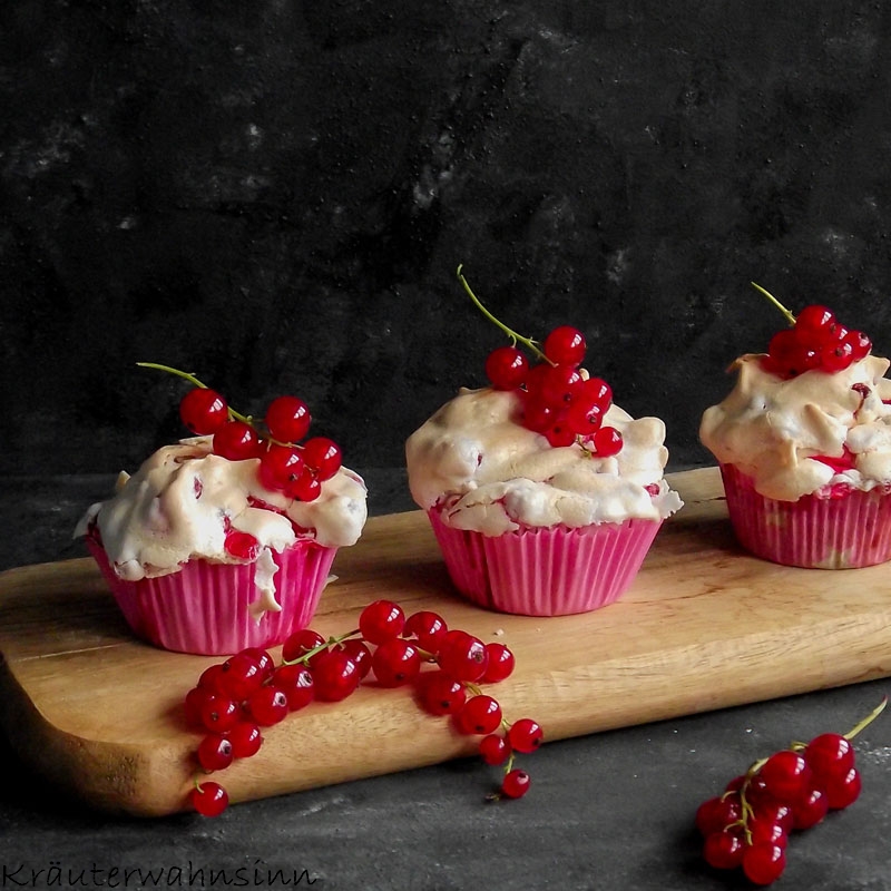 Pistazien-Buttermilch-Cupcakes mit Johannisbeer-Baiserhaube, glutenfrei