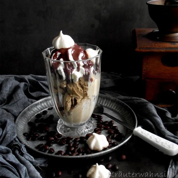Kaffee-Eis mit Tonka-Baisers und Schokoladensauce