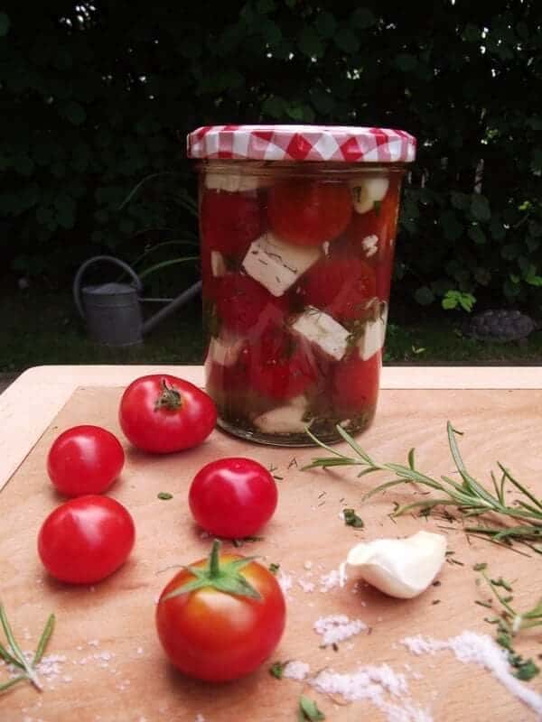 Eingelegte Tomaten mit Kräutern &amp; Schafskäse
