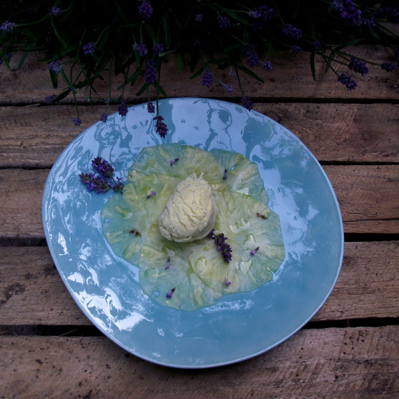 Ananas-Carpaccio mit Lavendel-Vanilleeis und Olivenöl